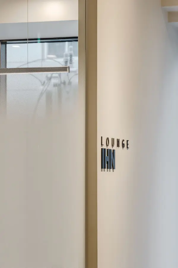 미니멀한 감각의 IHN 오피스 라운지